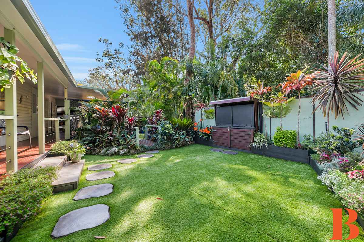 Best at Broadlands - Ultra Private Tranquil Garden - Superbly Spacious Residence - 3 Bedrooms Plus !