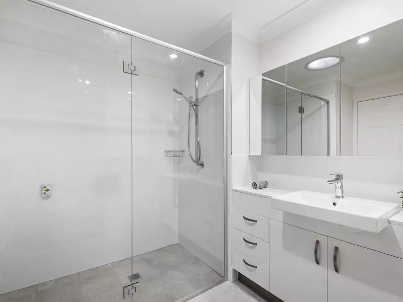 One-bedroom serviced apartment by the bay