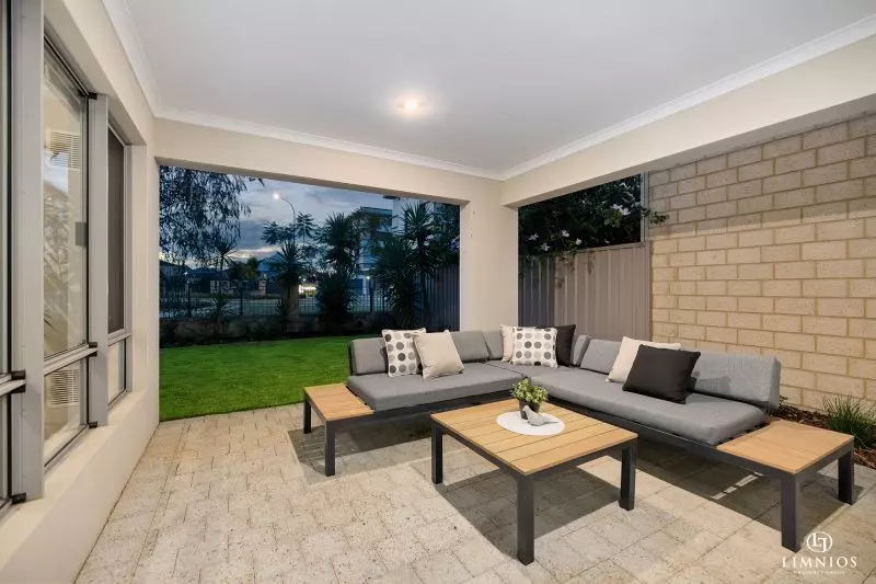 Spacious Riverside Family Retreat!