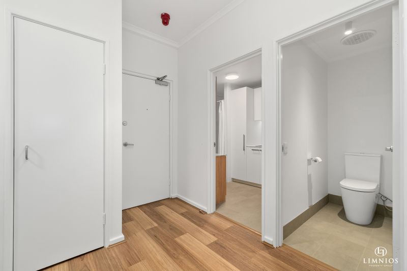 CURRENTLY UNDER OFFER. Fabulous garden apartment!