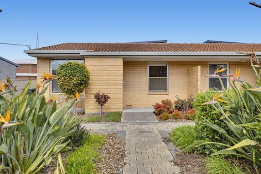 Over 55s living - Cosy & welcoming 1 bed home