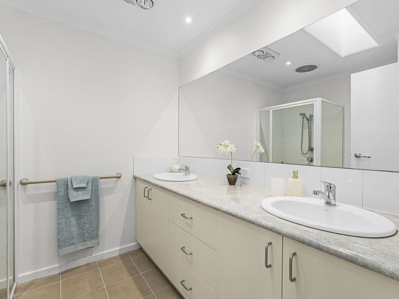 Light-filled Unit with Garden Views and Sunroom