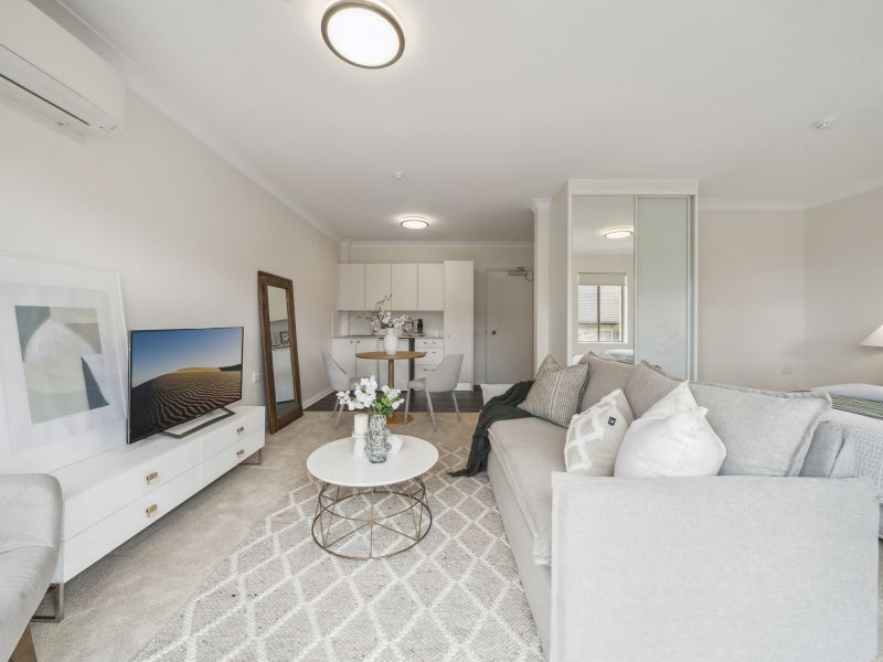 Light-filled apartment with a verdant view