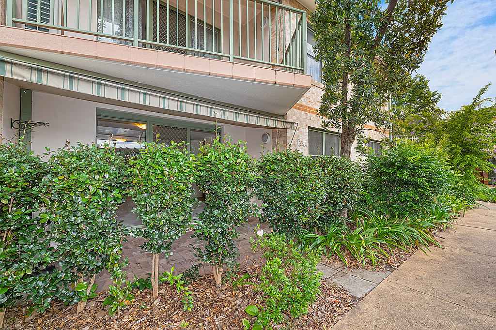 Garden setting North facing ground level unit