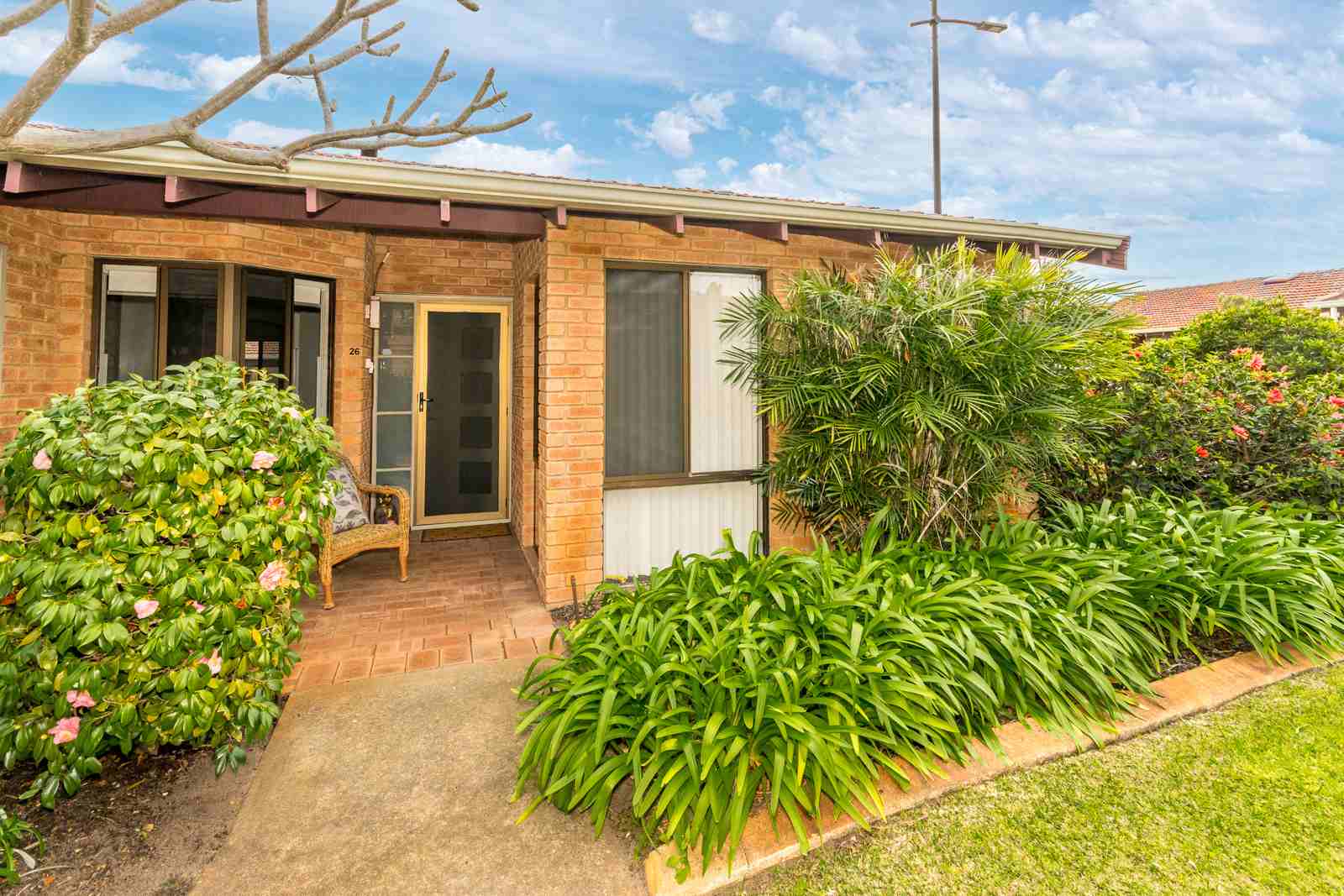 Discover effortless living in a prime Booragoon location.