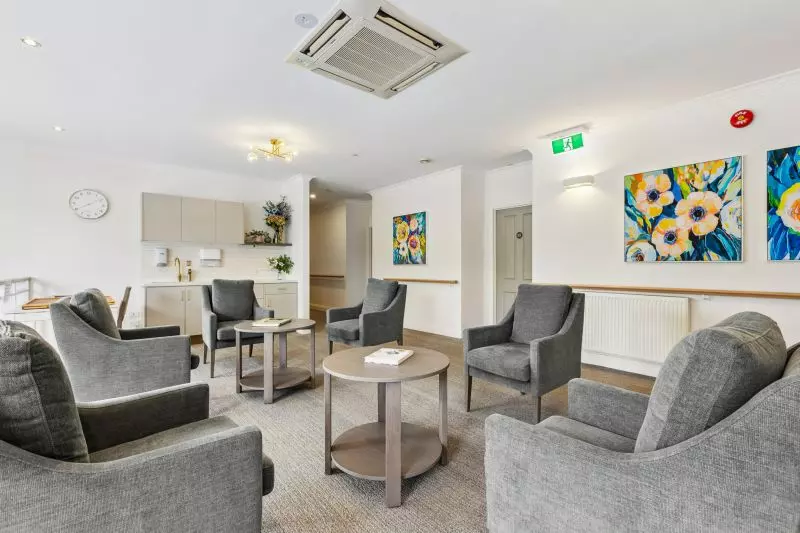 Delightful east-facing, spacious ground-floor one-bedroom apartment