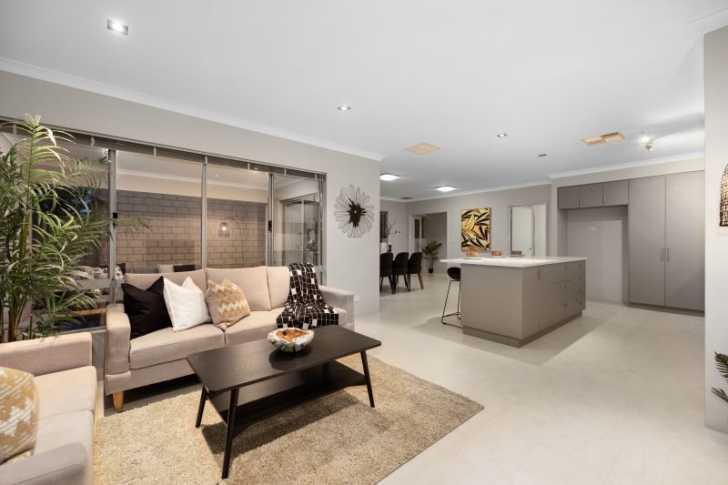 Spacious Riverside Family Retreat!