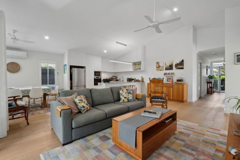 Stylish Living with Lovely Green Surrounds