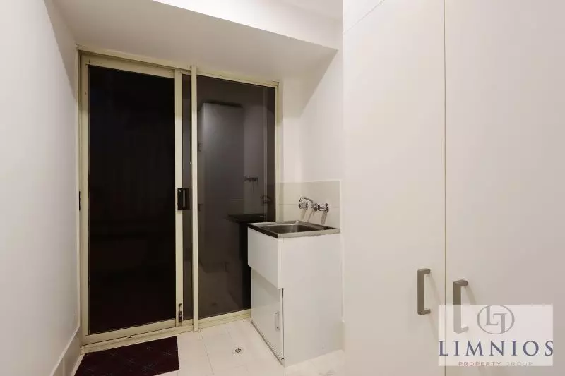 Street Front Home In Quiet Cul - De - Sac