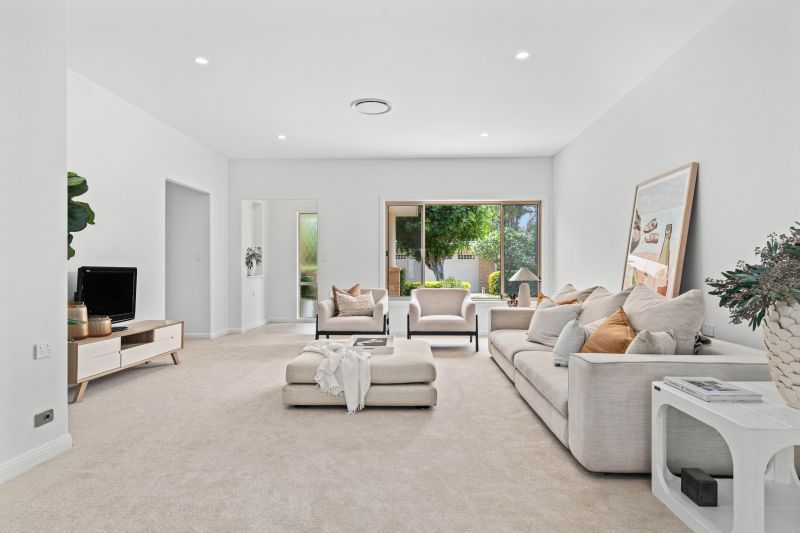 Spacious villa with double lock up garage