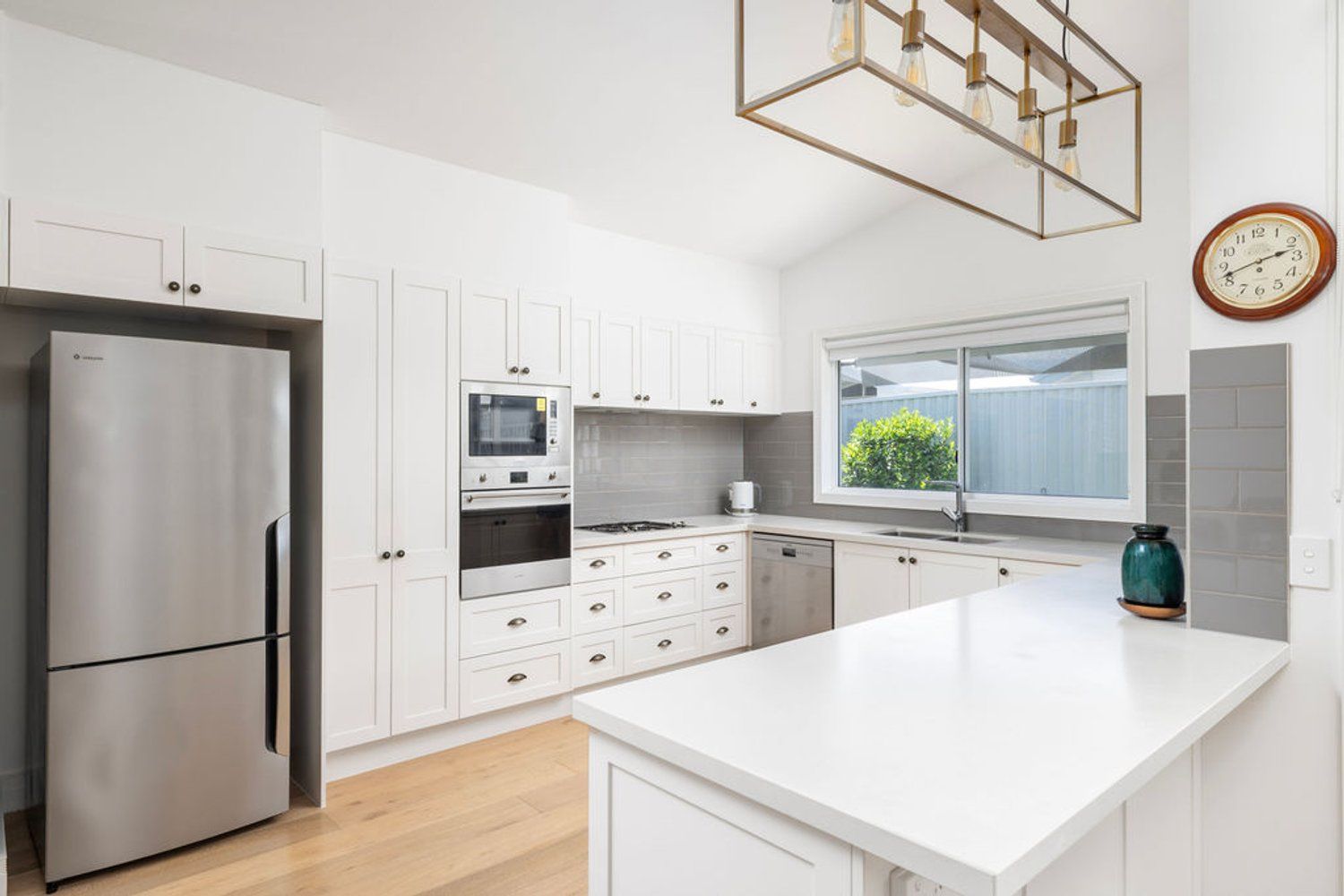 Elegant Three-Bedroom Retreat - Sunlit Alfresco Living