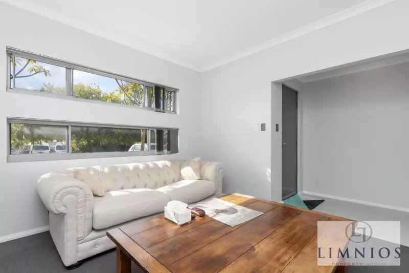 Street Front Stunner !