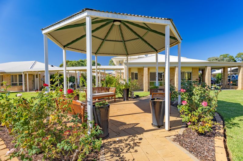 Single Catered Unit with weekly lunch package option* – Rent in Seniors Community