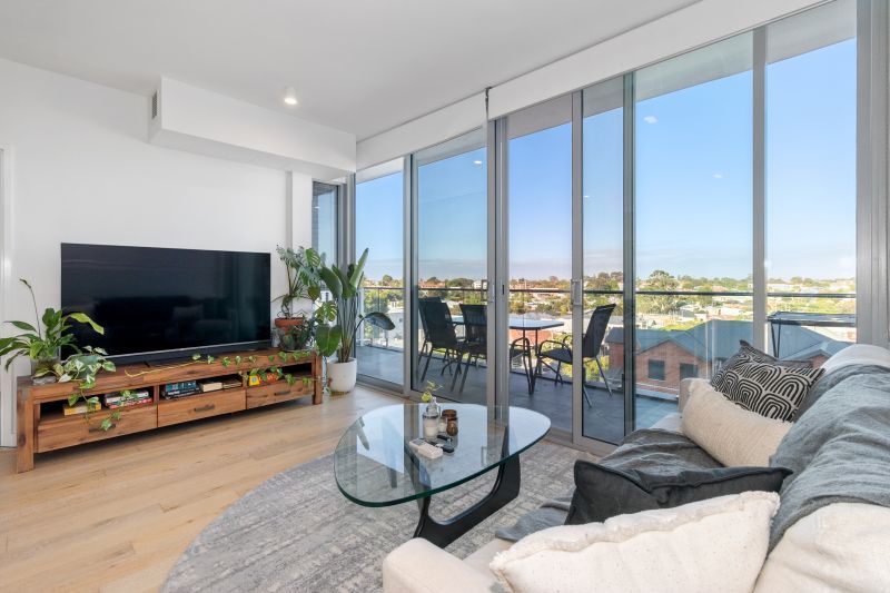 Stunning Views and Urban Lifestyle!!