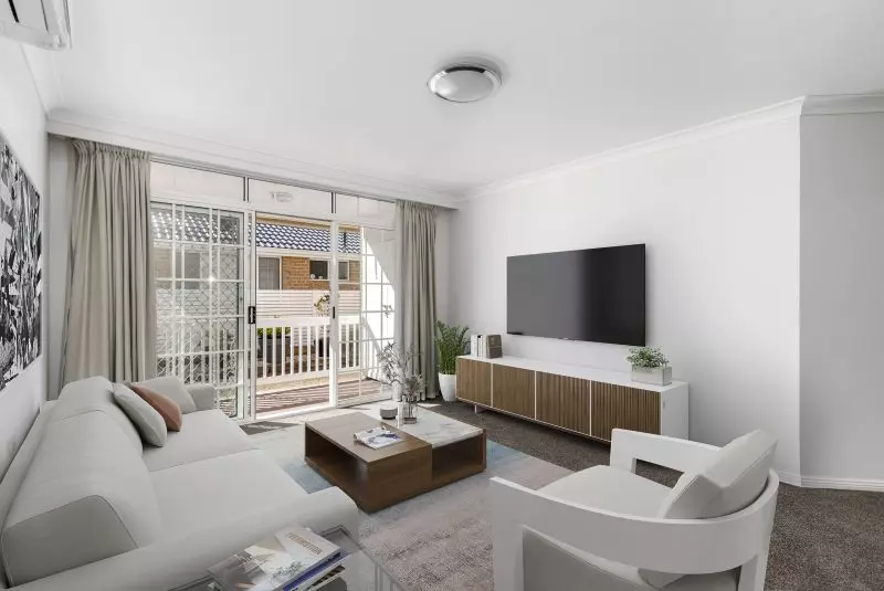 Perfectly maintained ground floor unit, with just a stroll to the main clubhouse and facilities