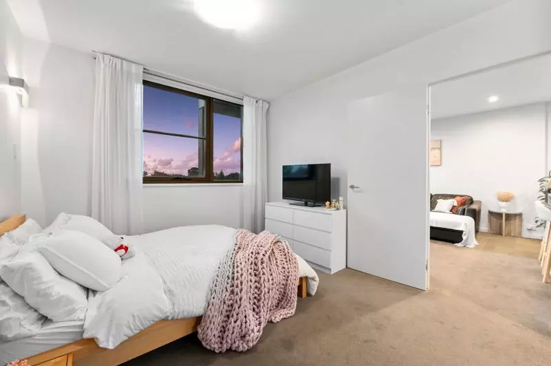 Top Floor Apartment With Spectacular Views!