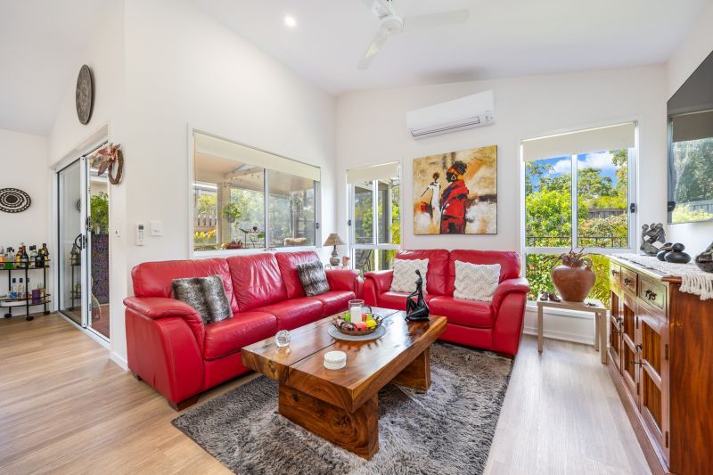 Vibrant Modern Home – Carefree Alfresco Living!