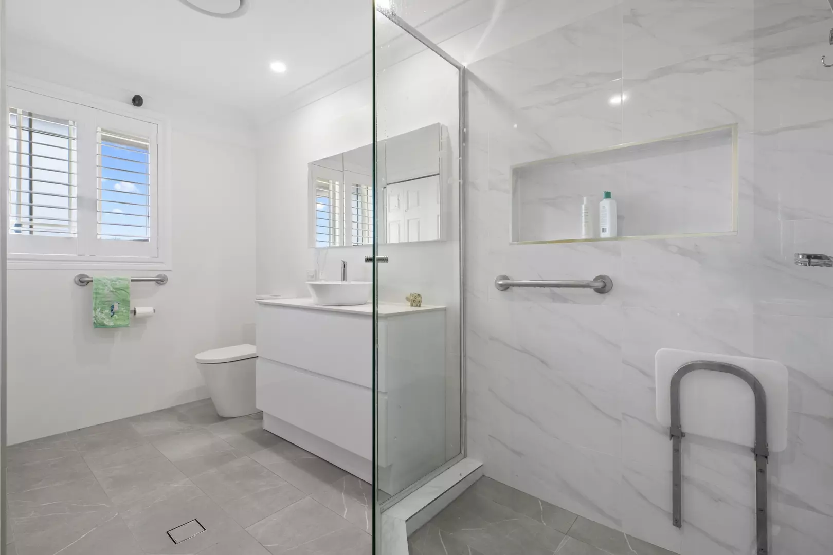 Fully Renovated Upstairs Unit – Move Straight In