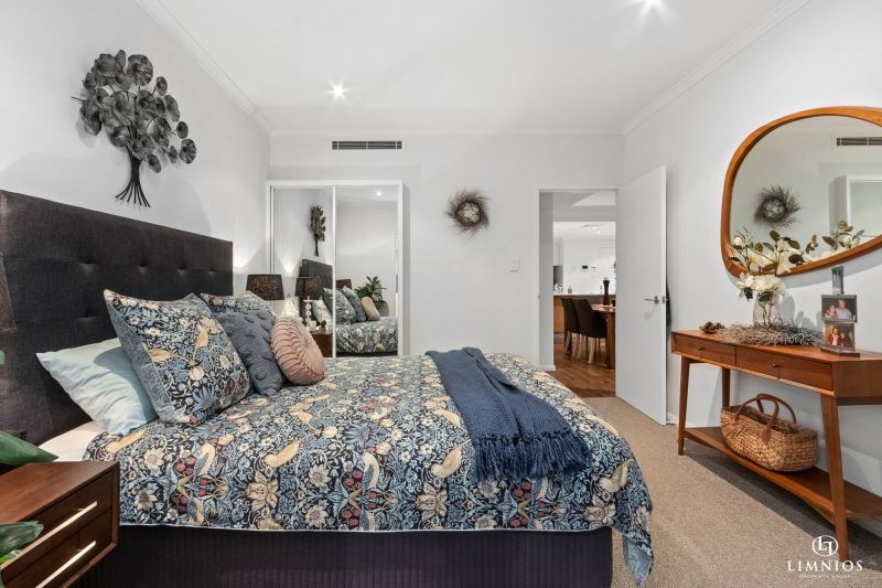 Oversize apartment with park views!