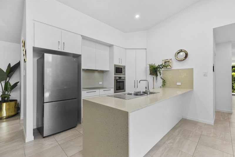 Tropical Oasis- Stunning 2 Bedroom Home + Study