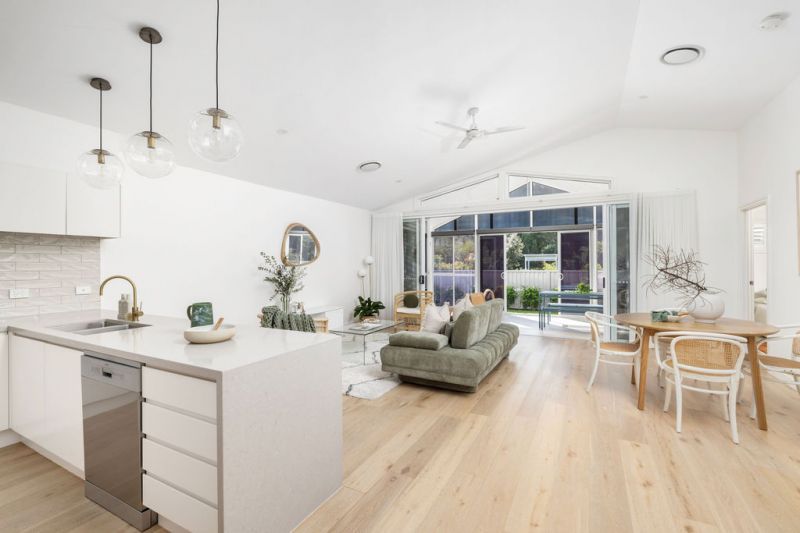 Sun-Drenched Sanctuary - Panoramic Bushland Views