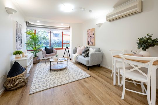 Eldercare College Green: freshly renovated one-bedroom downstairs unit close to the city