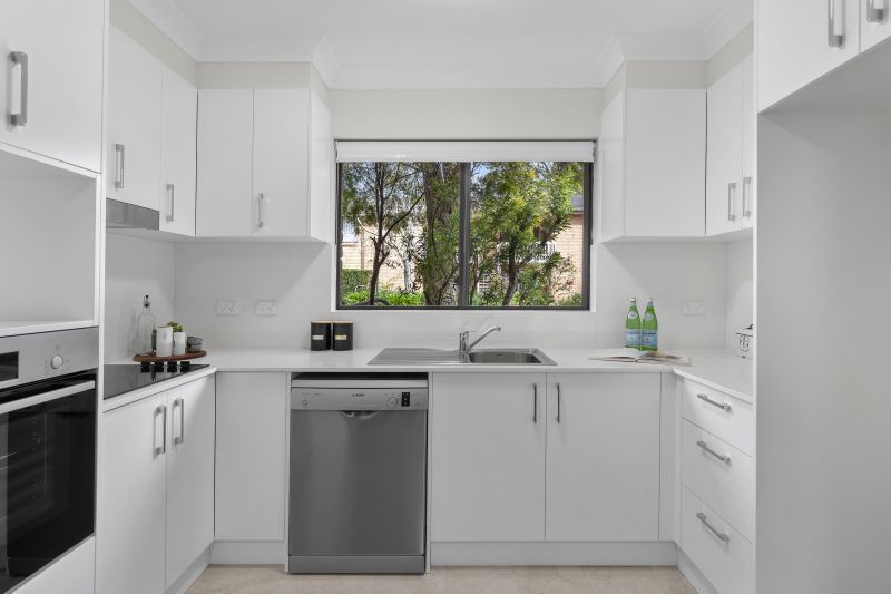 Beautifully renovated 2-bedroom ground floor unit with large courtyard