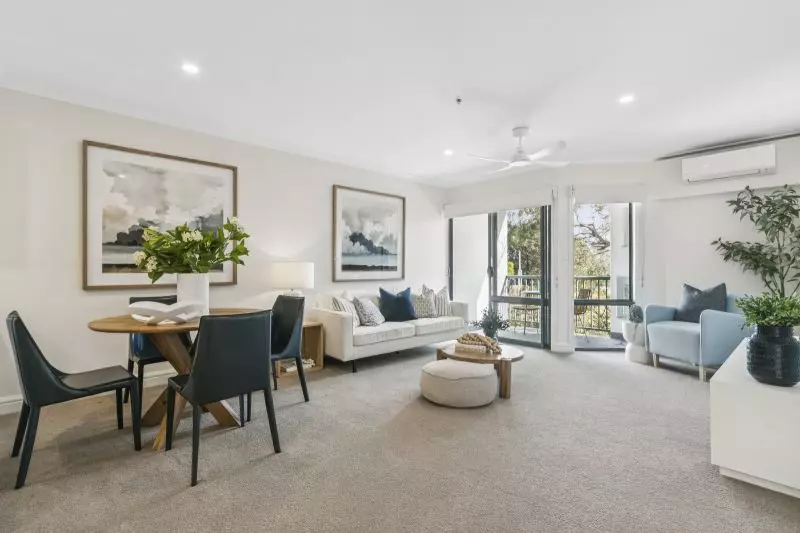 Gum tree and playing fields view - bright & spacious one-bedroom apartment