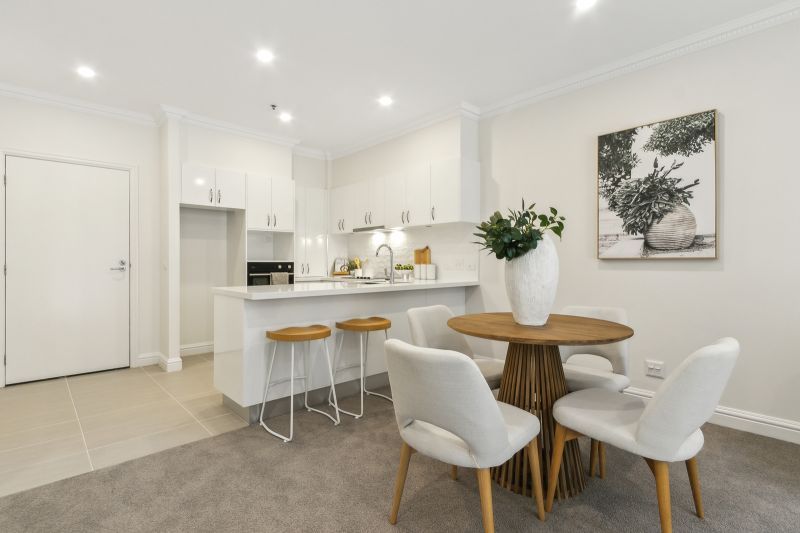 Spacious ground-floor apartment opening onto a sunny courtyard