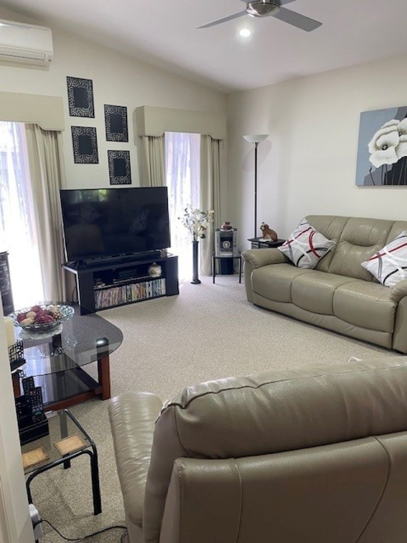 Quiet Court Location, just move in!