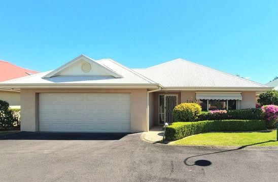 Spacious and Refurbished 3 Bedroom Home - Sovereign Home 165
