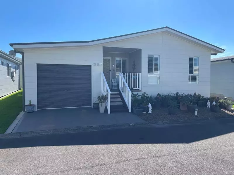 IMMACULATE 2-BEDROOM