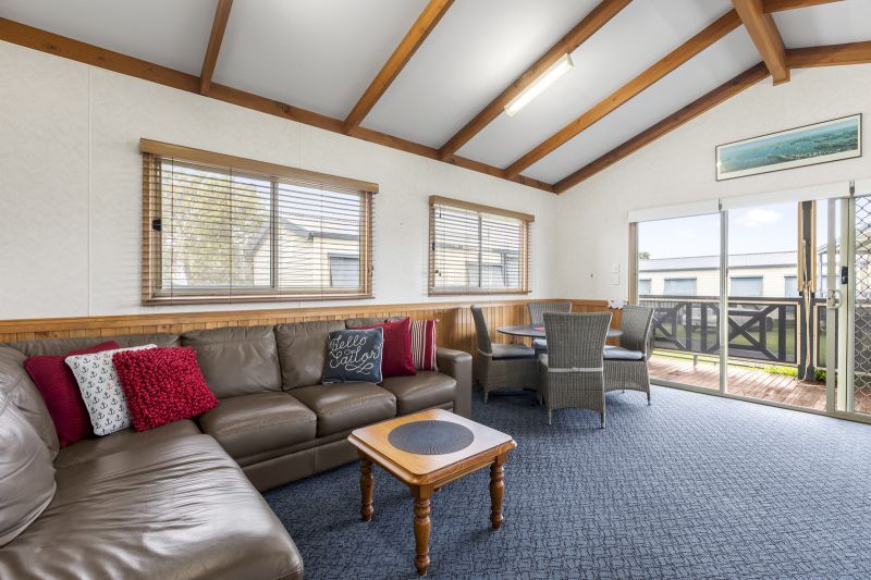 Cheerful 2 Bedroom Home- Ready for its new Owners!