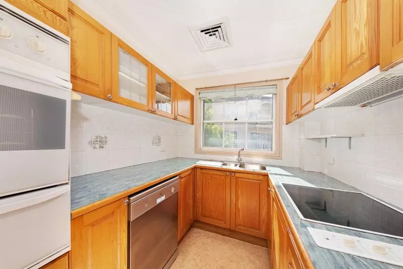 Rarely available 2 bedder in the renowned Windsor Gardens.