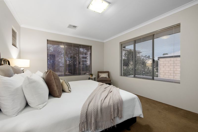 Spacious Riverside Family Retreat!