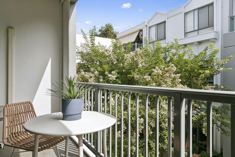 Beautiful & bright newly refurbished 2 bed apartment