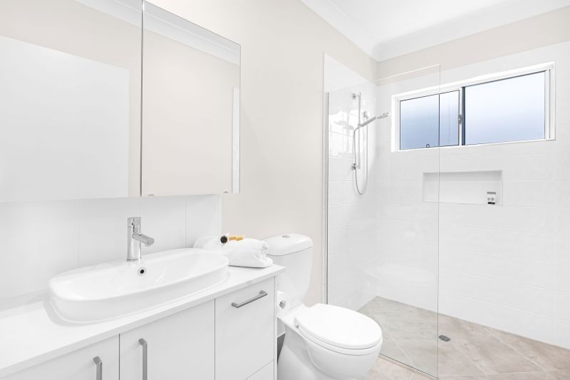 Practically new! Stones throw to community facilities!