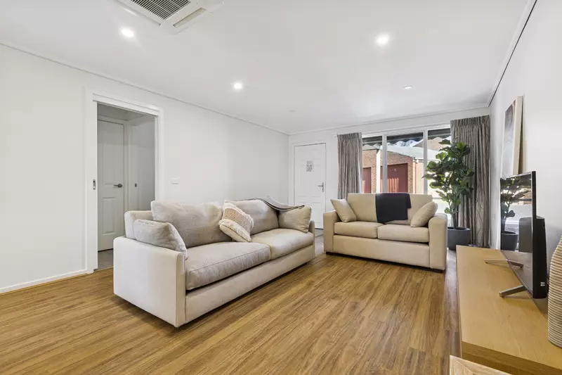 Tranquil garden retreat with A-grade village location