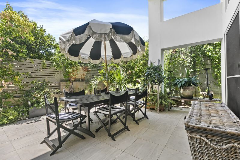 Tropical Oasis- Stunning 2 Bedroom Home + Study