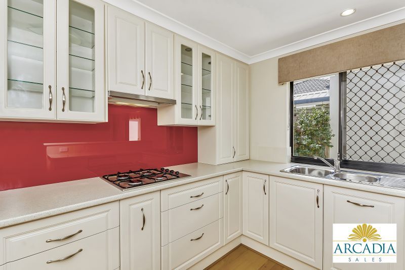 ARCADIA WATERS MADDINGTON - Solid Timber Floors & Feature Kitchen