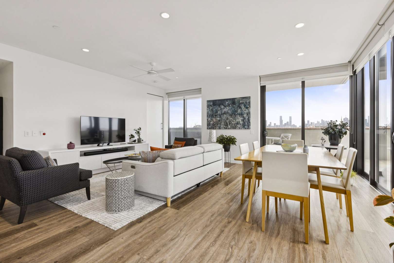 Luxury Open Plan Living with Sweeping City Views