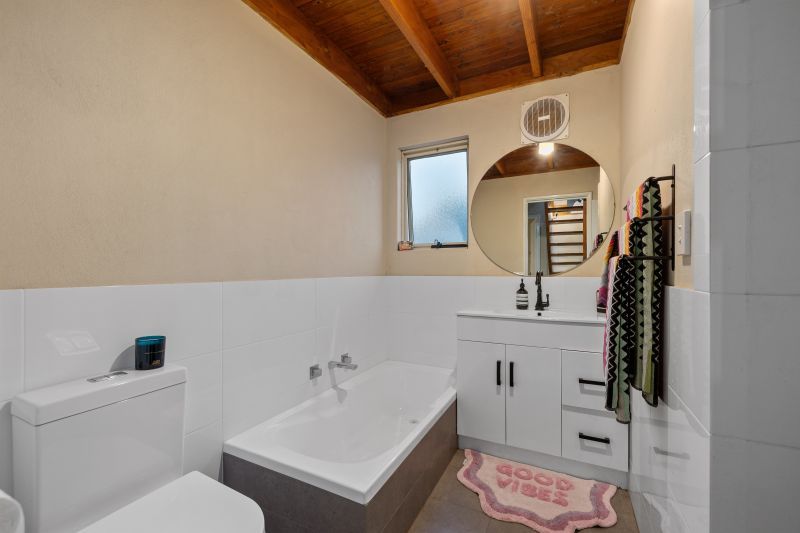 Captivating Cabin-Style  Cottage