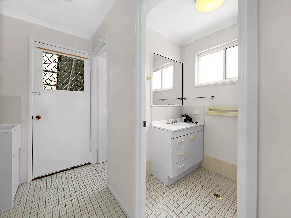 2 Bedroom Cottage - Corner Location - NEW Listing!