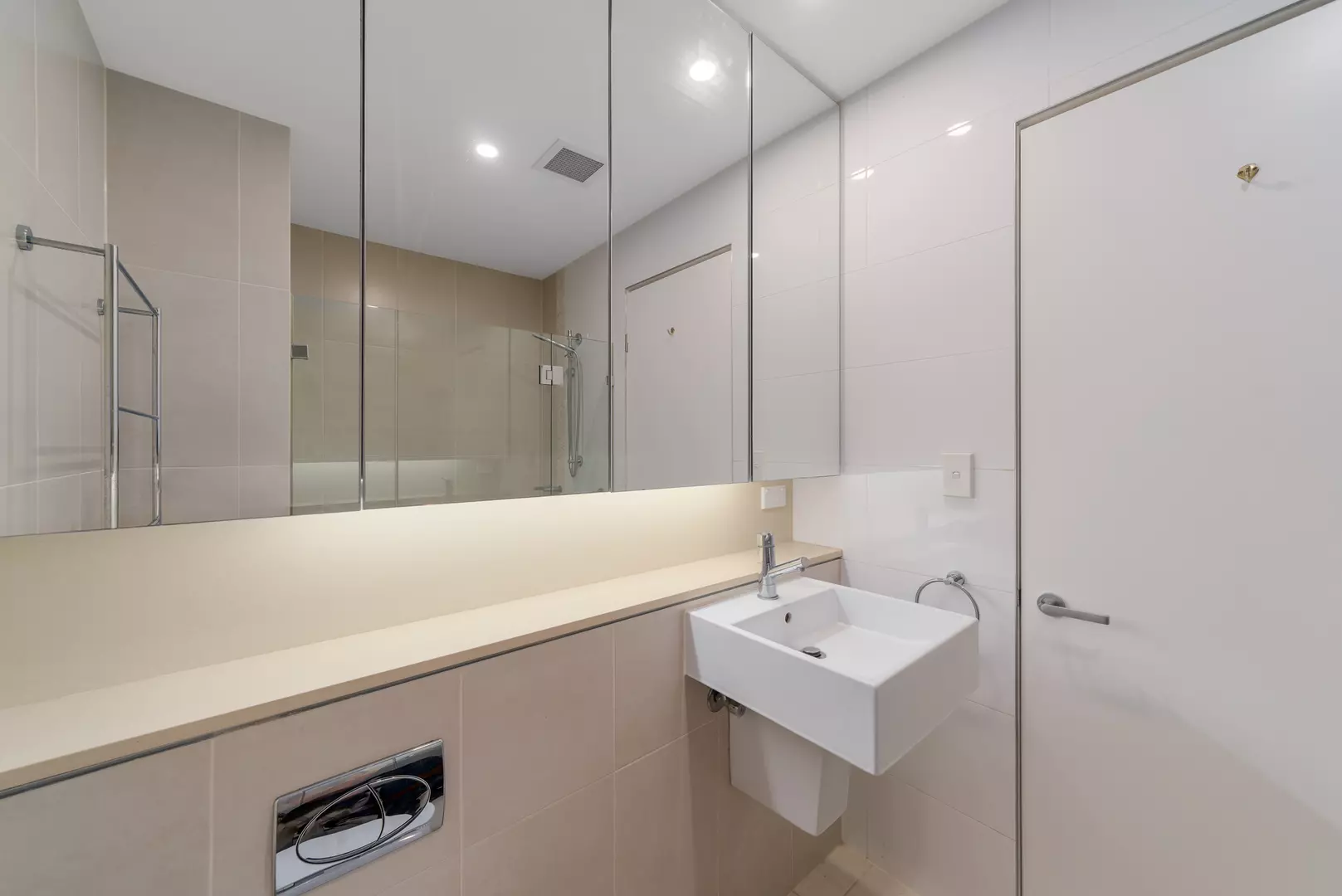 Elevated North-Facing 3 bedroom 2 Bathroom Apartment at The Woniora