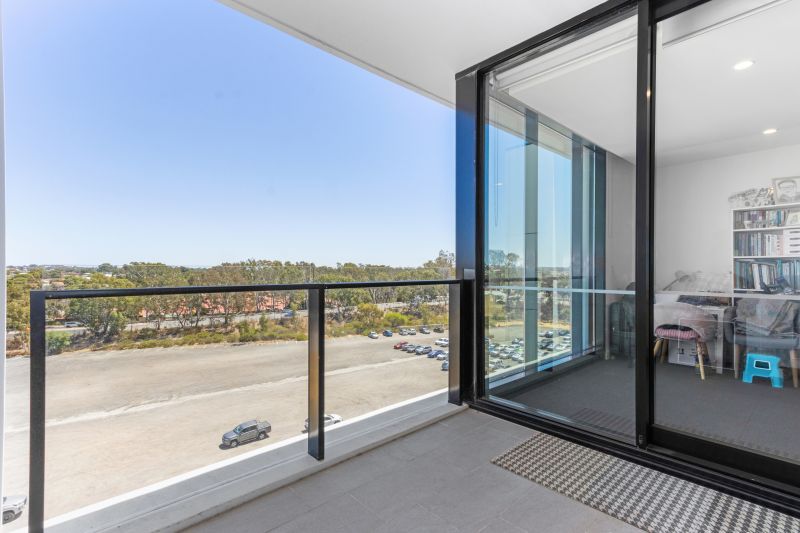 Contemporary and Stylish Living, Central Location!