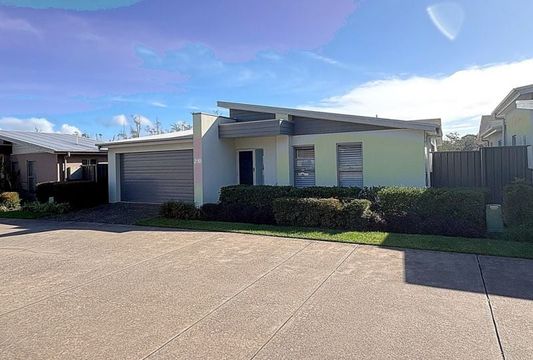 Great Block backing onto bushland reserve