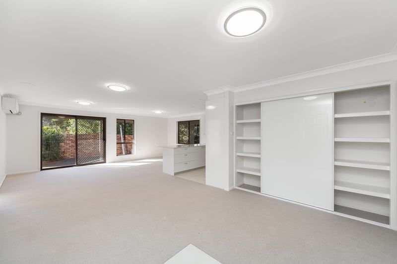 North-facing, fully renovated villa with sunny courtyards