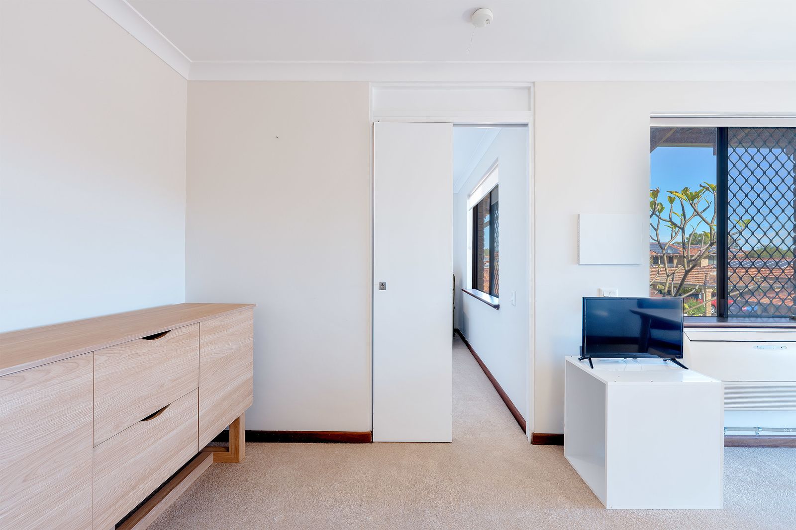 Light and bright double aspect apartment