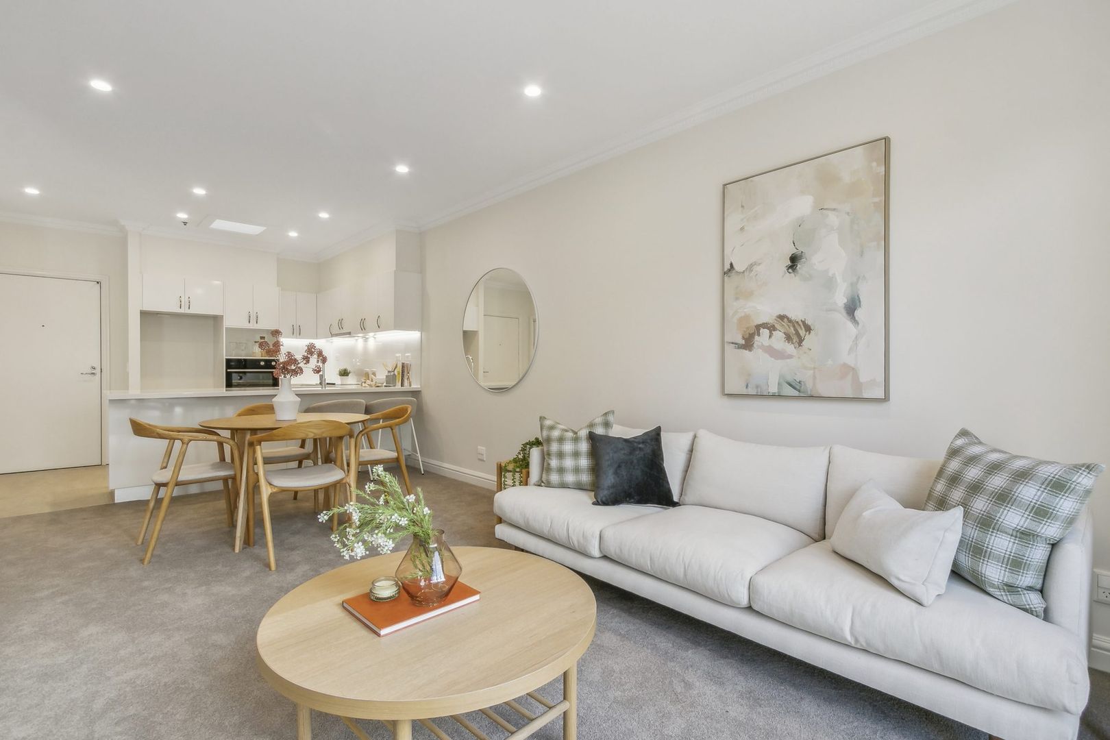 Double balcony apartment overlooking the garden