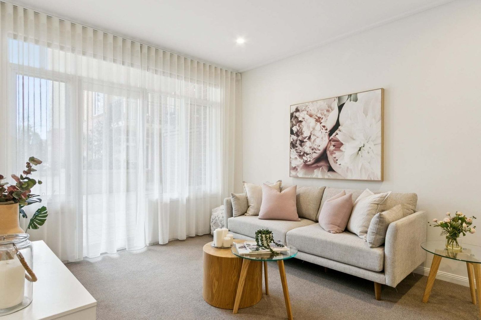 Bright and Light Retreat with Leafy Terrace Outlook
